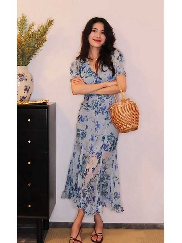Đầm maxi nữ thắt eo cổ chữ V họa tiết hoa voan xanh kiểu Pháp mùa hè FL231784 — Váy liền màu xanh lam
