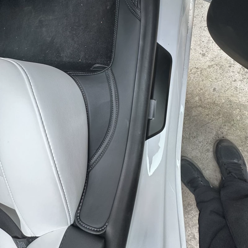 Подходящая под новую версию Tesla Model 3/Y/S пороговая накладка с педалью приветствия и противоскользящей педалью внутри автомобиля