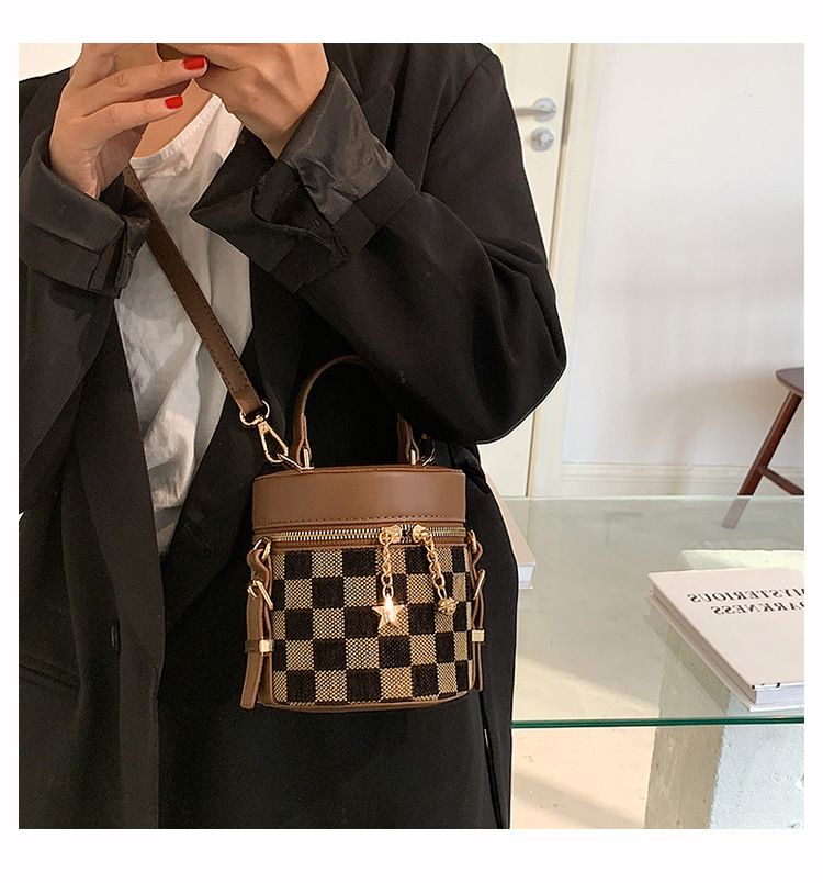 Autumn And Winter Niche Checkerboard Single Shoulder Messenger Bag Fashion All-match Portable Bucket Bag display picture 8