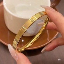 新款仿金精品CNC钻纹闭口手环手镯女气质铜镀金首饰手镯厂家批发