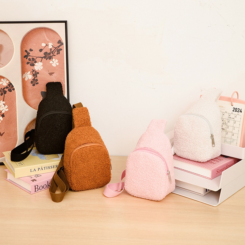 Bolsa de pecho de peluche coreana para niños y niñas simple color sólido mini bolso de mochila para niños otoño y invierno 2025 nuevo bolso infantil