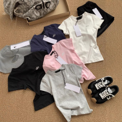 ALO純色の丸首のアルファベットのプリント半袖tシャツの女性はスリムで痩せたデザイン感があります。