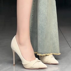 10cm プリーツオフホワイト浅口ハイヒールエレガントな気質社交界の女性のポインテッドトゥドレススティレットヒールシューズ