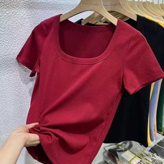 純綿の白い肩の半袖のtシャツの女性の夏は低い襟元の露の鎖骨のガードルを合わせて見せます。