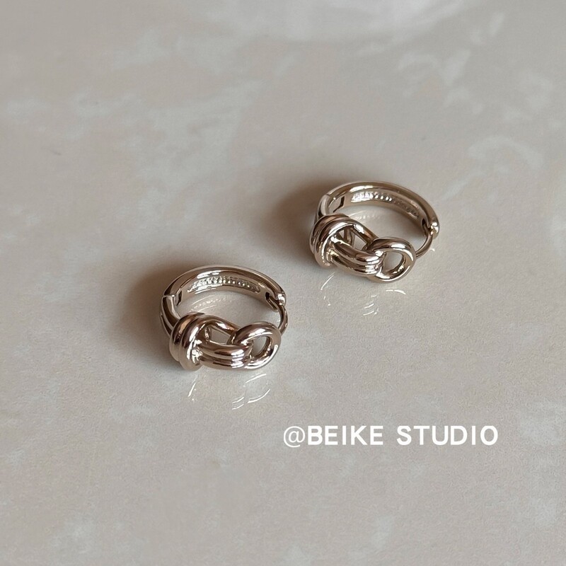 Niche Luxury Retro Knot Hoop Earrings for Women, French-Style High-End Coffee Gold Color Ear Clips with a Sense of Design Niche Luxury Retro Knot Hoop Earrings for Women, French-Style High-End Coffee Gold Color Ear Clips with a Sense of Design