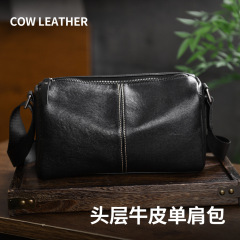 新しいタイプの男性の通勤の肩の斜めのショルダーバッグの軽やかで柔らかい皮の包みの包みはなめした頭の層の牛革感の枕の包みの卸売りを植えます。