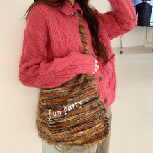 潦草毛绒高级感单肩包女秋冬慵懒风斜挎包复古字母刺绣通勤流苏包