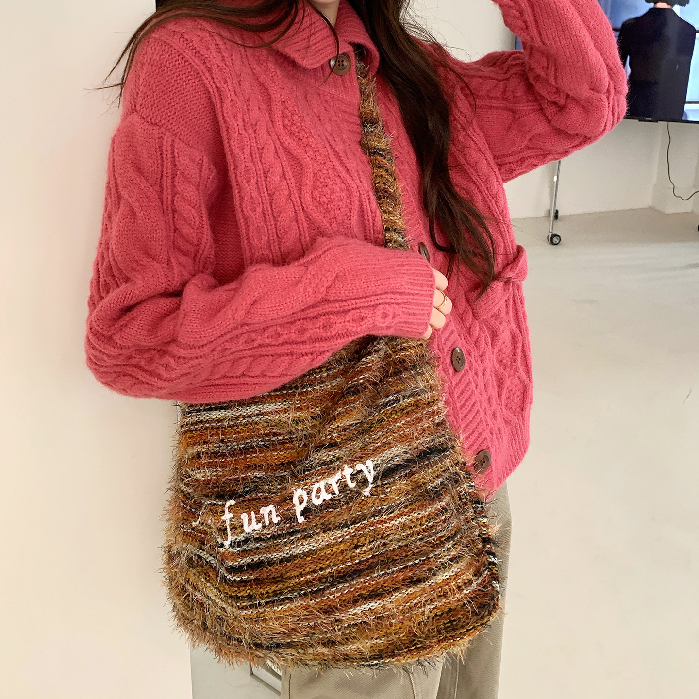 潦草毛绒高级感单肩包女秋冬慵懒风斜挎包复古字母刺绣通勤流苏包