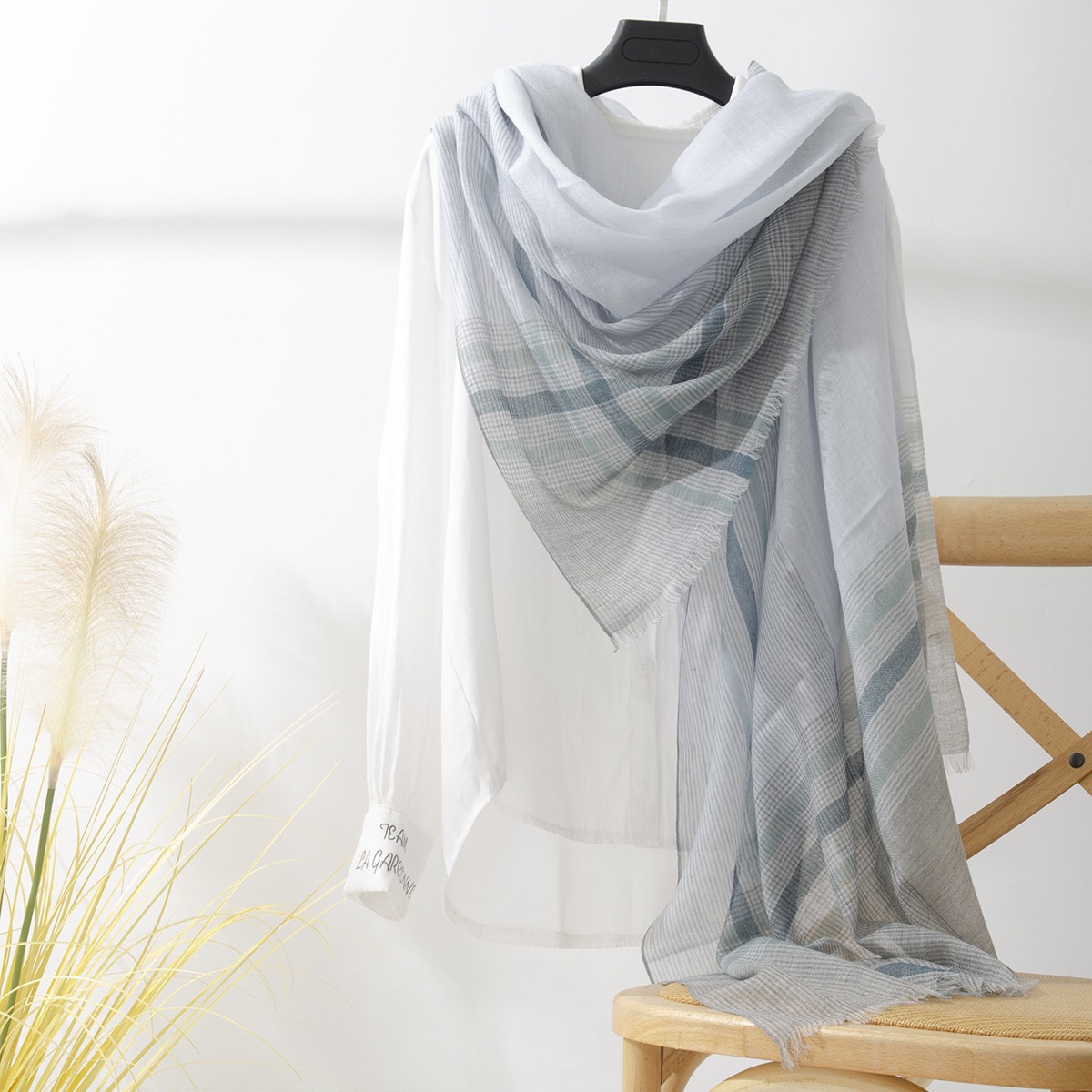 Fábrica de cachemira de Mongolia Interior Hombros solubles en agua Lana teñida en hilo Bufanda ligera Chal Tops Colisionando Ladies