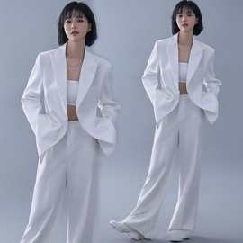 影楼摄影工作室白色西装主题时尚杂志个人封面形象照艺术写真服装