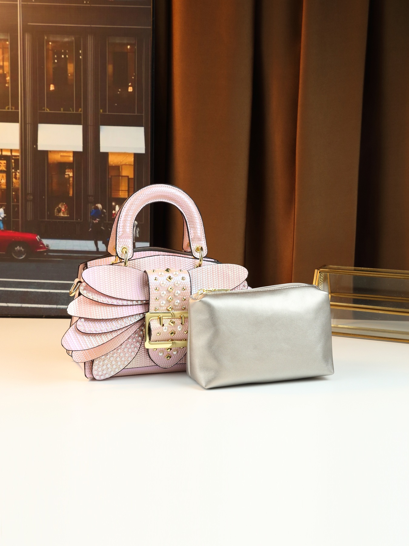 Bolsa tiracolo feminina elegante com pérolas e design de asa_voghion.com