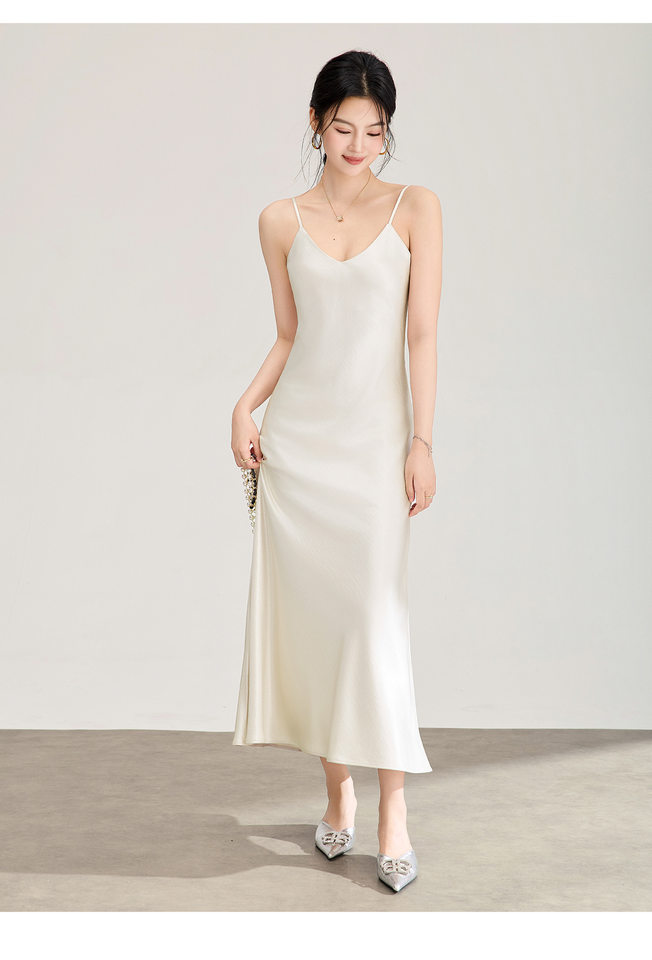 Đầm maxi nữ satin dáng suông, cổ yếm dây mảnh, thiết kế xéo cạnh — màu đen chi tiết 14