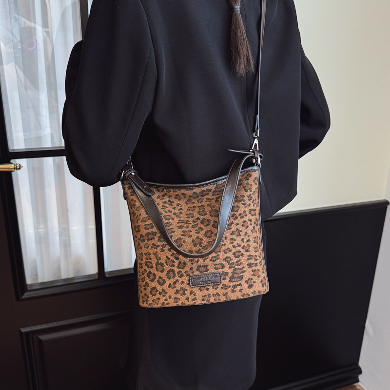 Niche Zhong esmaltado leopardo bolso de cubo para mujeres 2025 nuevo alta sensación de brazo de hombro bolso de transporte universal