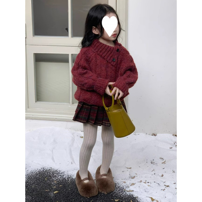 한국 아동복 2024 가을과 겨울 새로운 복고풍 붉은 경사 칼라 풀오버 스웨터 소녀 빨간 격자 무늬 주름 치마