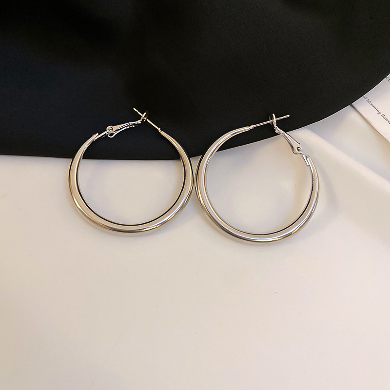 Pendientes de anillo de sentido de alta calidad transfronterizos de aguja de plata Pendientes de todo fósforo de lujo ligero europeo y americano Pendientes de sentido de diseño de moda simple