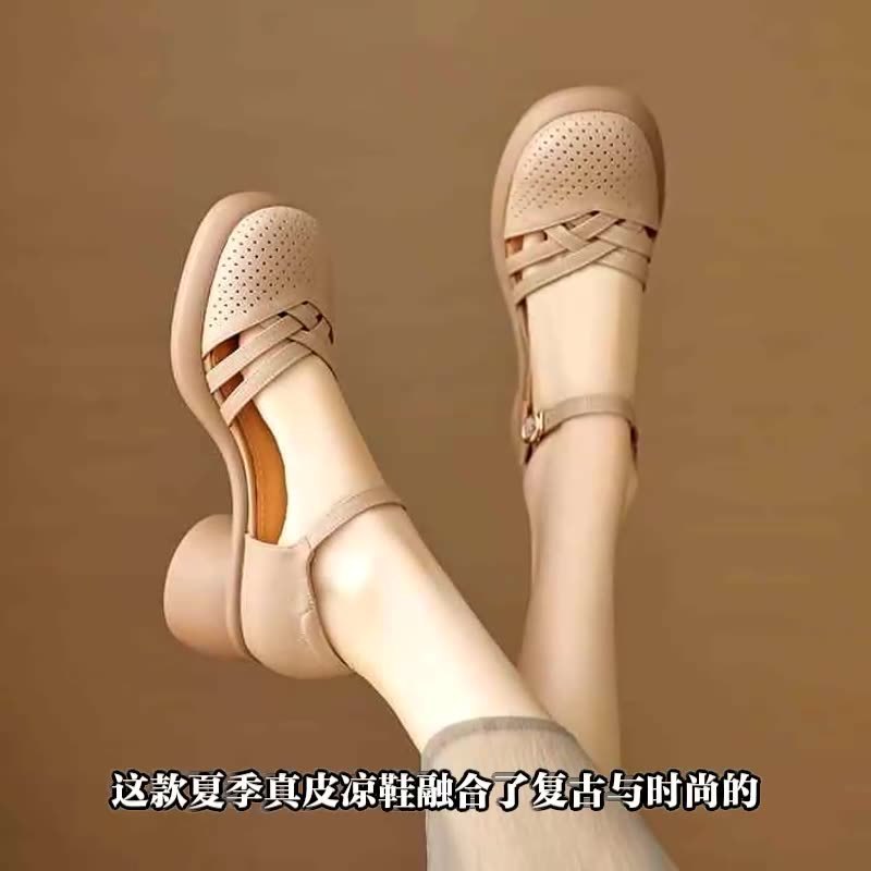 夏の女性用ソフトレザーつま先太ヒールサンダル、新しいスタイルの中空厚底下駄、ワンラインバックルストラップ、ミッドヒールローマンレディースシューズ|undefined