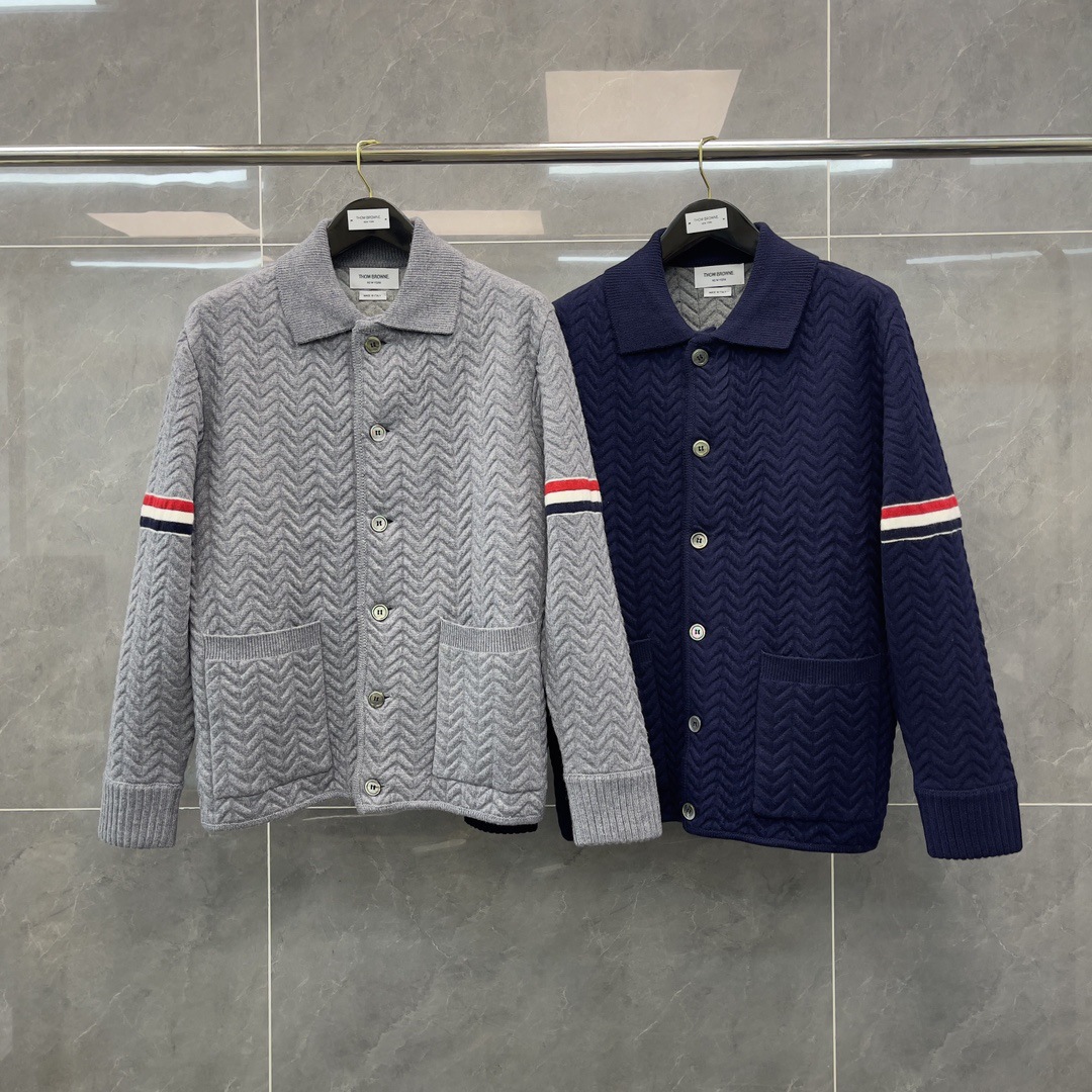 결핵 트렌드 겨울 새로운 포켓 니트 카디건 울 옷깃 트위스트 더블 슬리브 레드 화이트 블루 코트 남성과 여성