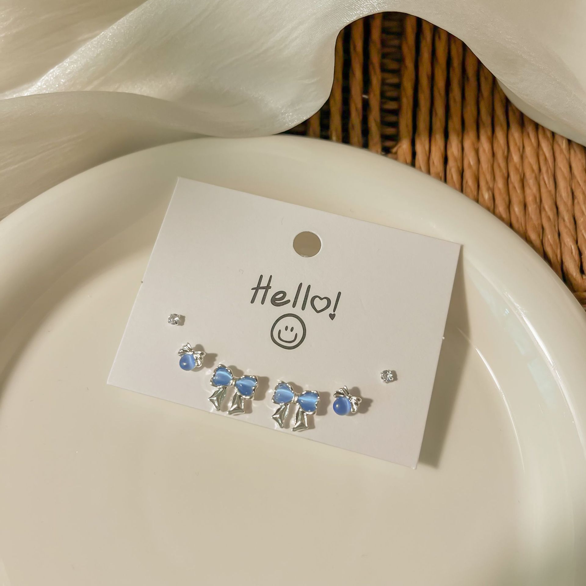 Juego de pendientes de aguja plateados, sencillos y compactos para mujer, pendientes geométricos en forma de corazón, bonitos, dulces y versátiles, venta al por mayor para puestos de mercado