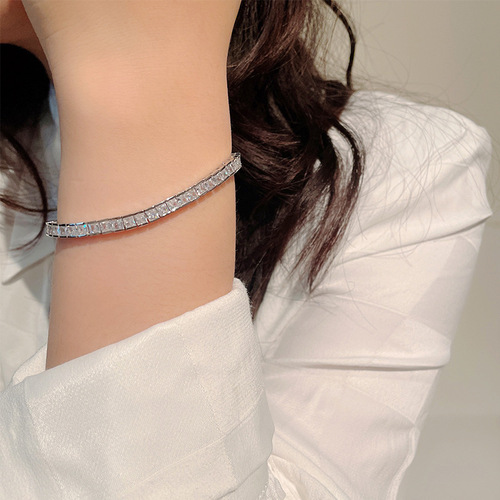 Elegant Princess Style Round Bracelet with Ins Inspired Unique Design, Light Luxury and Exquisite Quality, 925 Pure Silver Accessory with Diamond Accents (Full 20 Points)