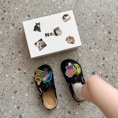 漫画の洞靴夏の新型かわいいカジュアルな包頭サンダルの潮牌ビーチの外に女性の足のスリッパを履いています。