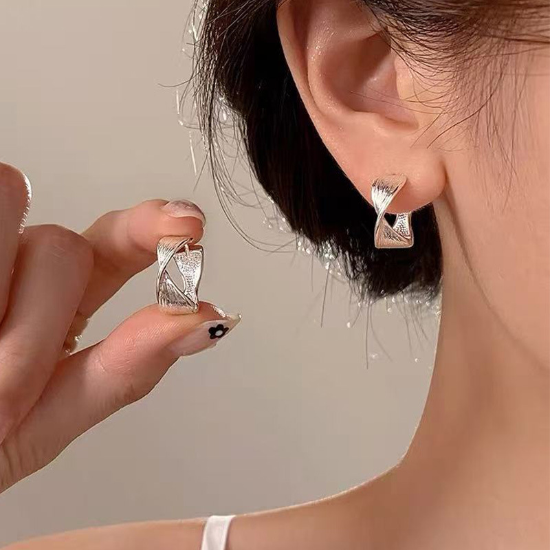 Hopeiset solmukorvakorut elegantit rengaskorvakorut_voghion.com