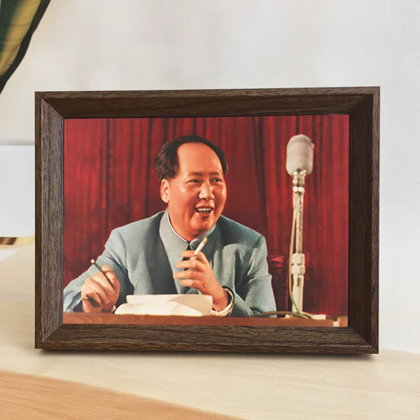 Speaking at a horizontal board meeting [brown amber]