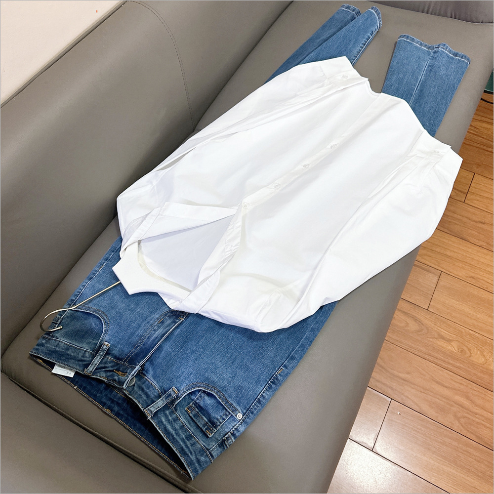 Camicia donna bianca con scollo a v e jeans larghi casual_voghion.com