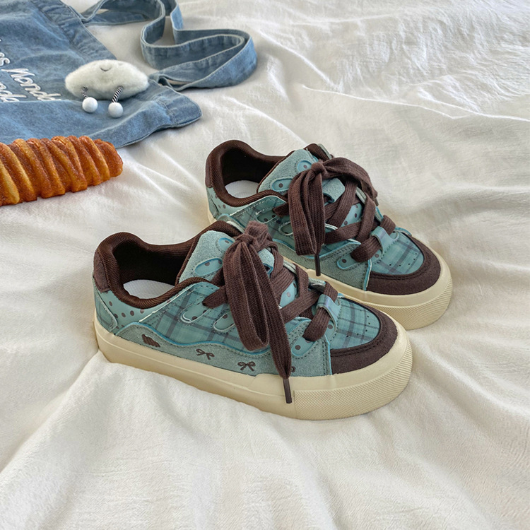 Zapatos deportivos blancos con suela gruesa, ajuste universal, otoño de 2025 nuevos zapatos de pan de nicho, zapatos de skate casuales retro cómodos para mujeres