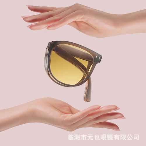 Folding Sunglasses for Women with a Refined Tea Color, High-Aesthetic Men's UV Protection Sunglasses for Street Style and Fashion Trends