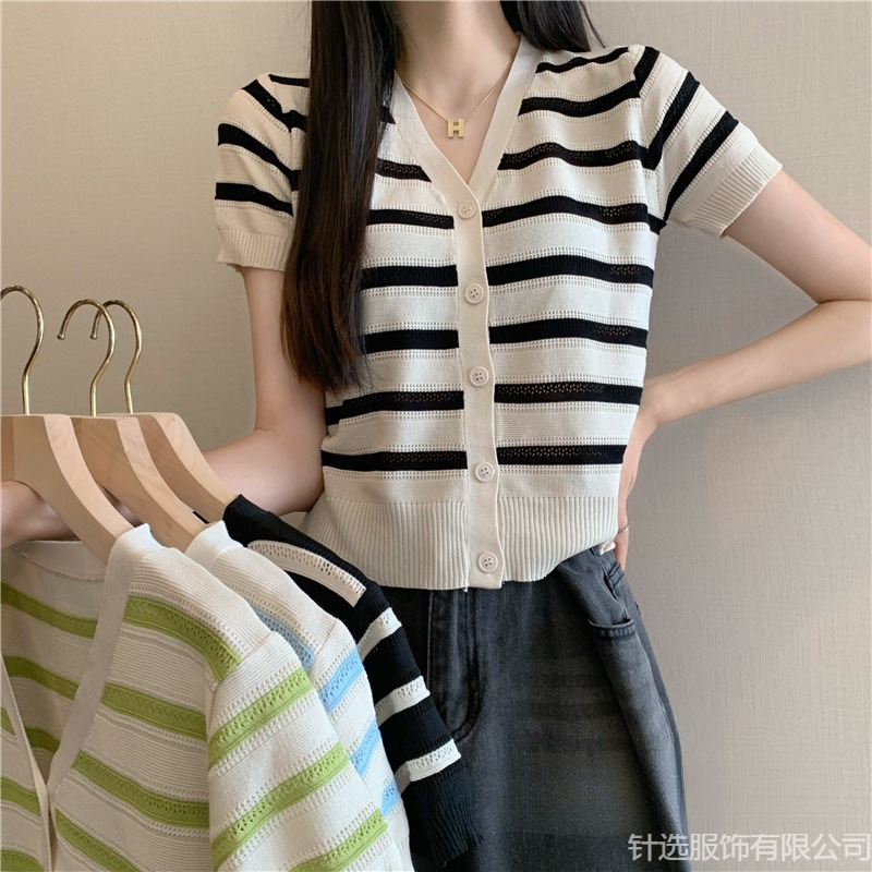 V领镂空纽扣冰丝针织小衫女2025夏装新款拼色百搭条纹短袖T恤上衣