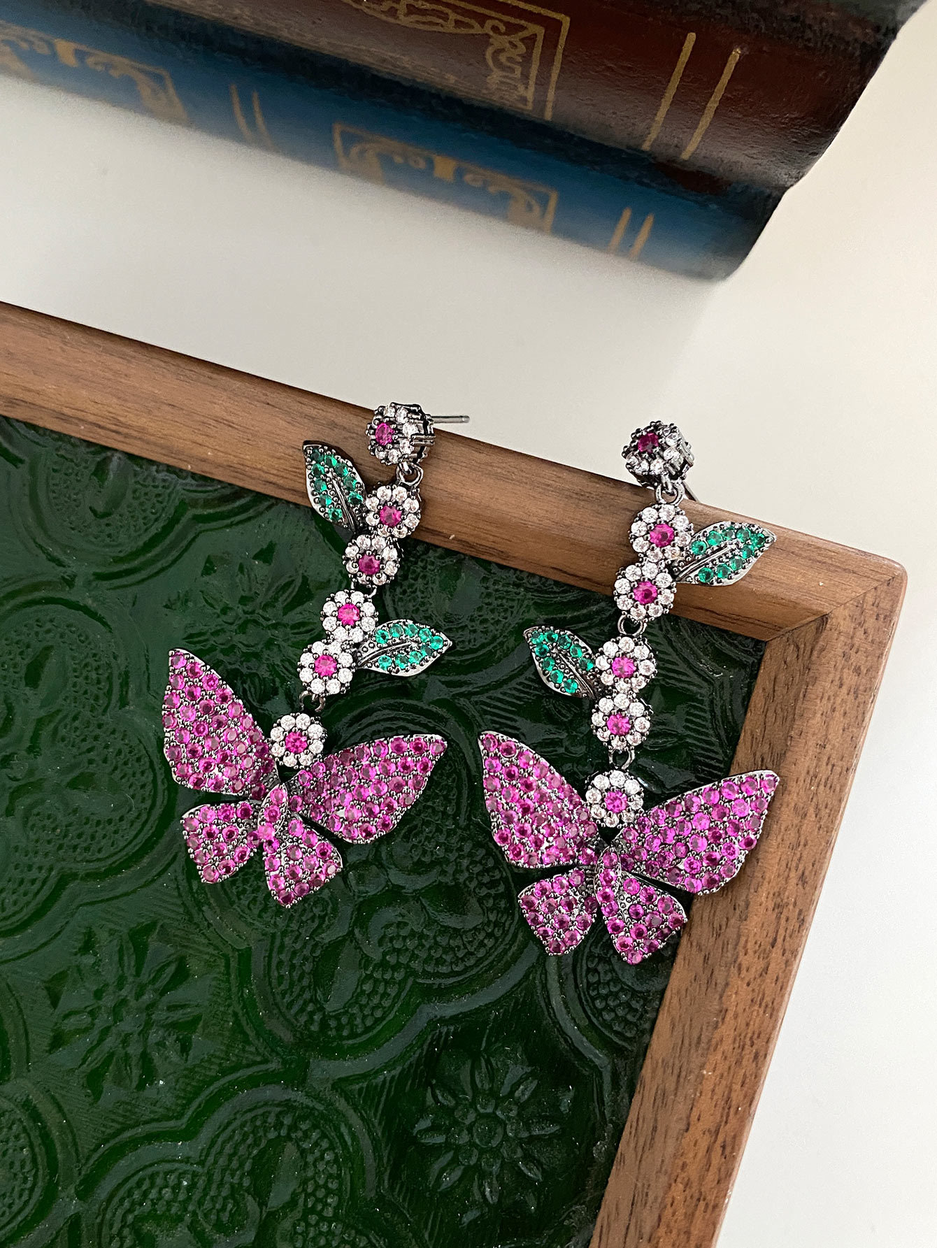 Retro butterfly earrings with diamond inlay, exquisite long tassel earrings for women in 2023, fashionable and elegant, exaggerated earrings