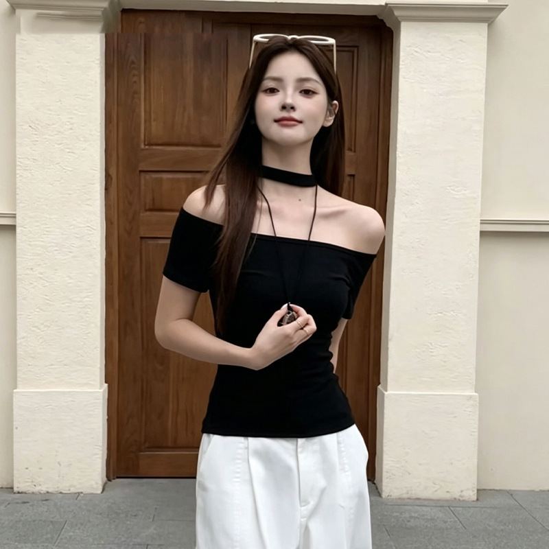 Black Off-Shoulder Halter Neck Short-Sleeve T-Shirt for Women, Pure Desire Style, Sexy, Revealing Collarbone, Slim Fit, Flattering, Hot Girl Top Black Off-Shoulder Halter Neck Short-Sleeve T-Shirt for Women, Pure Desire Style, Sexy, Revealing Collarbone, Slim Fit, Flattering, Hot Girl Top
