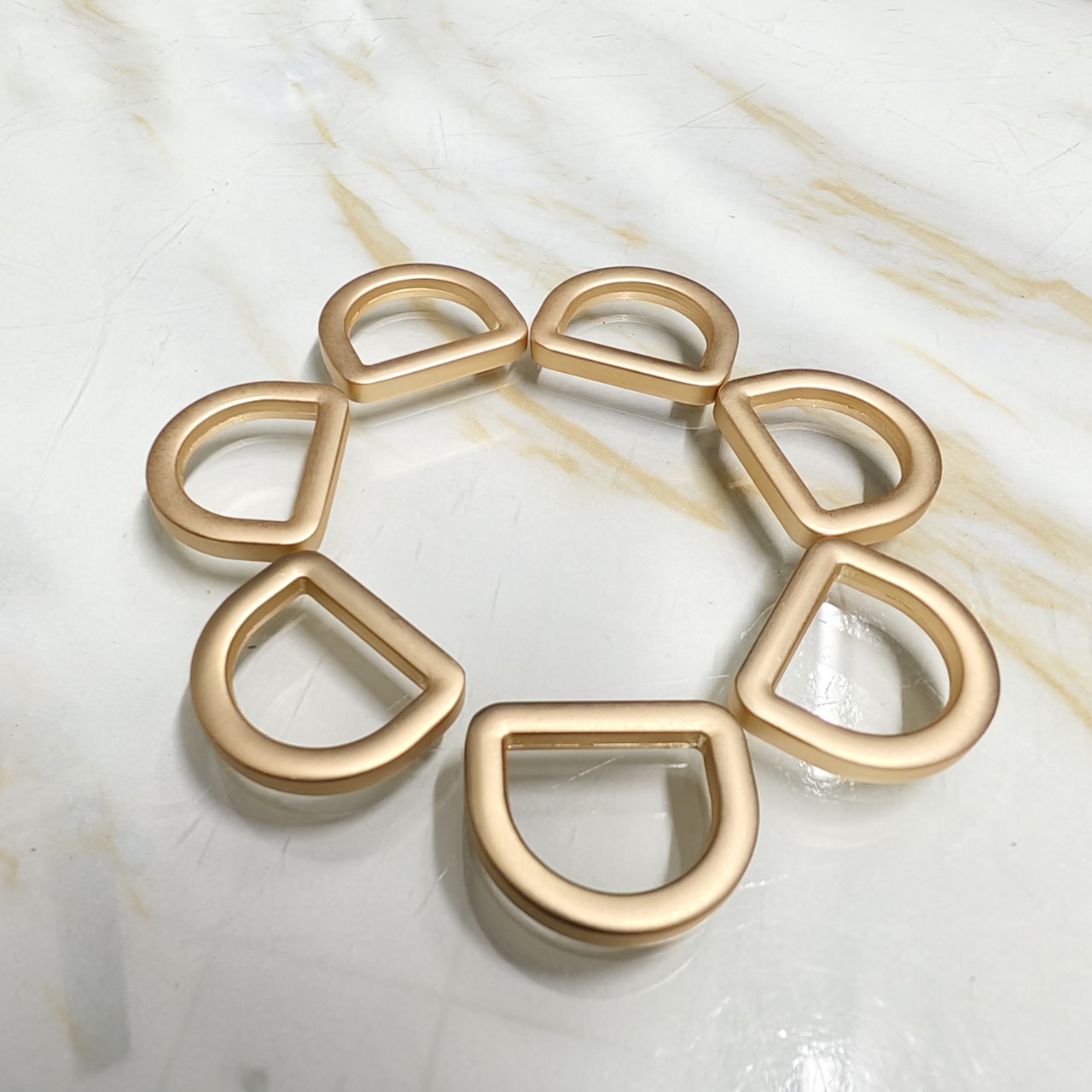 广州货源鎏金色金属D字扣手袋包包装饰压铸D扣 箱包五金配件D型扣