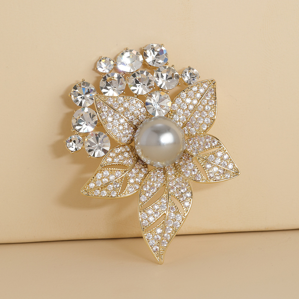 Spilla con perle naturali accessorio di lusso elegante donna_voghion.com