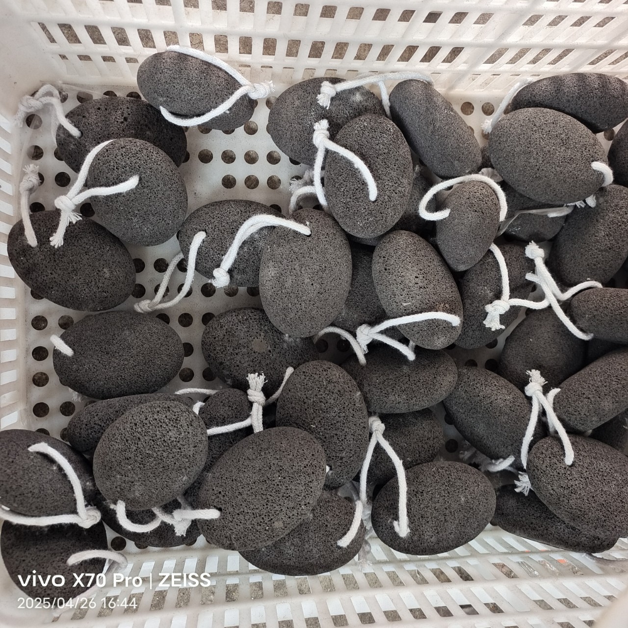 Piedra de molienda de piedra volcánica Piedra de molienda ovalada para eliminar la piel muerta y los callos, el raspador de pies poroso se puede usar con una película plástica de cuerda