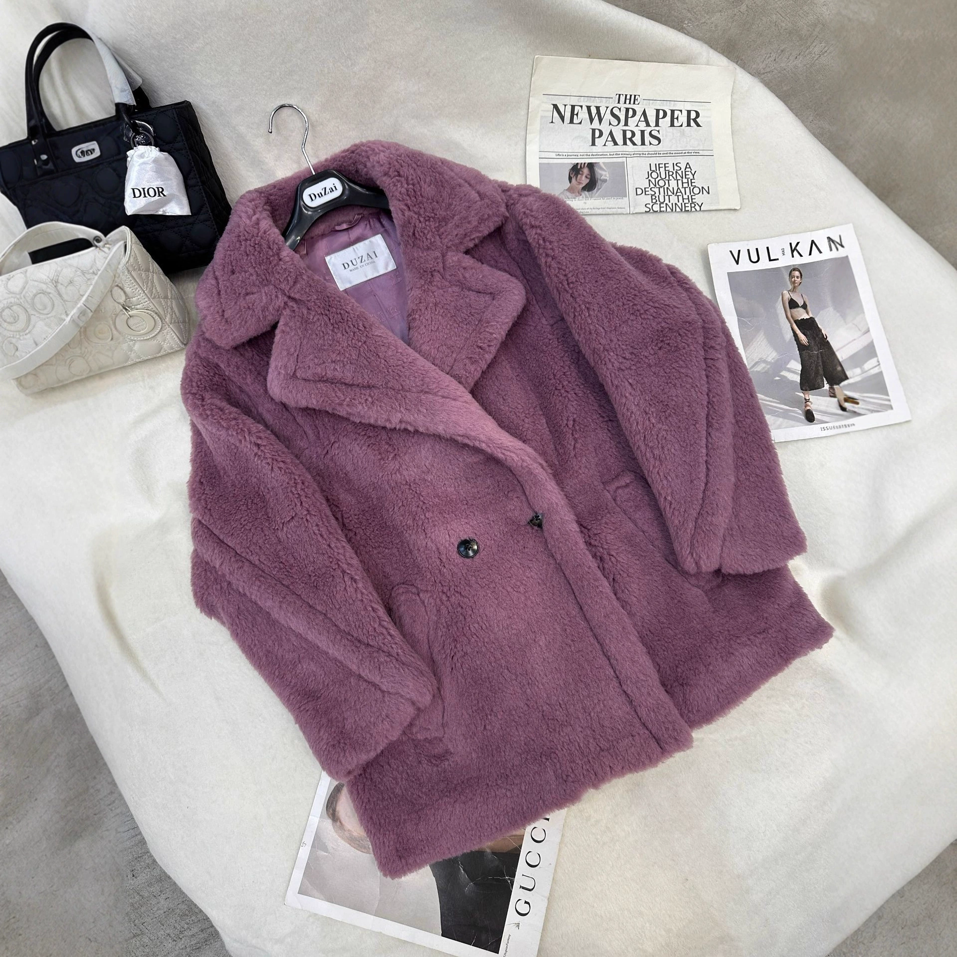 Пальто-тедди с отложным воротником для женщин, новая модель зима 2025, теплое, свободное, стройнящее, шерстяное, модное и простое.