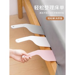 ベッドの固定の隙間に家庭用の省力シーツのマットレスの整理器を差し込みます。