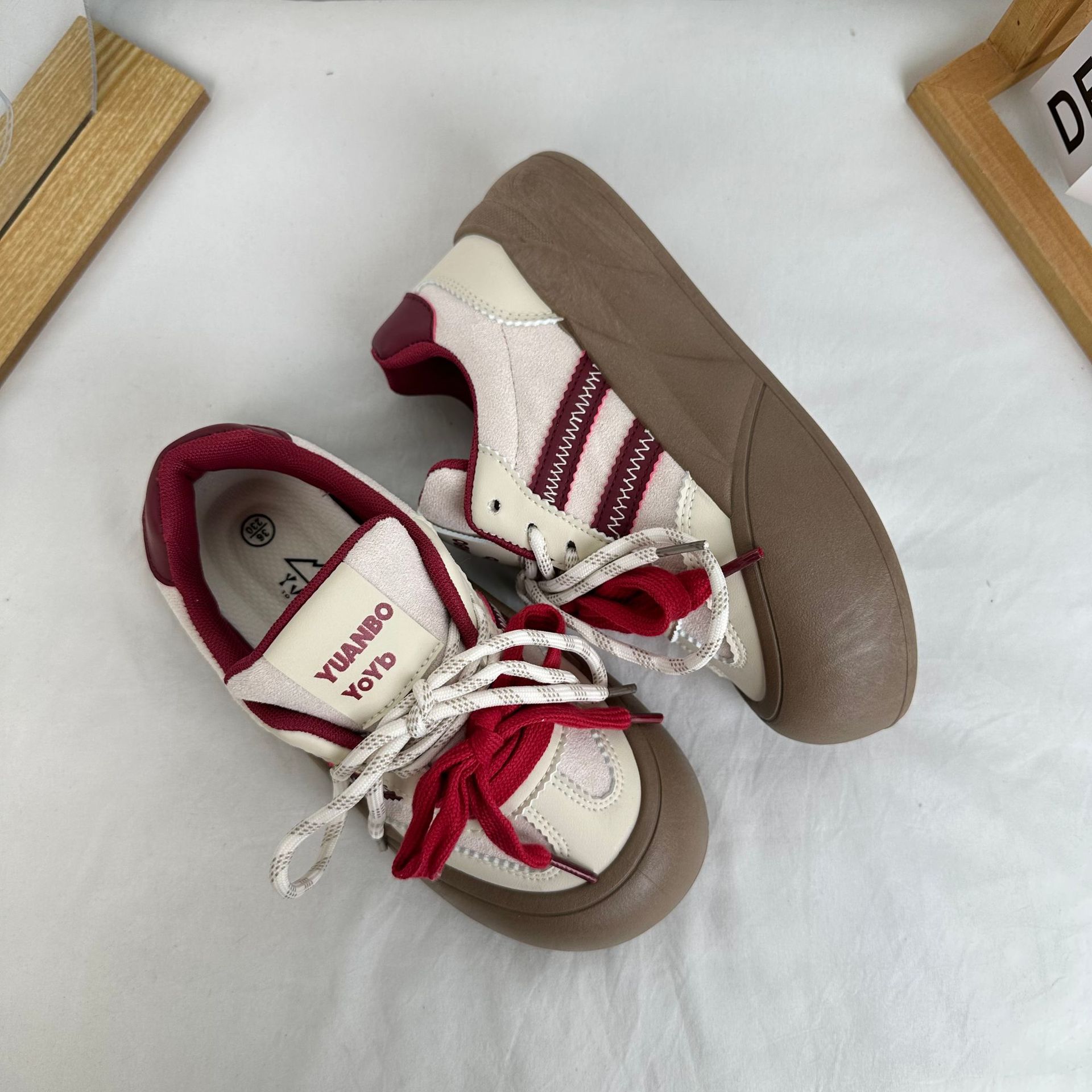 YuanWa2024 zapatos elevados con suela gruesa de otoño nuevos zapatos casuales con faldas de cabeza grande zapatos casuales