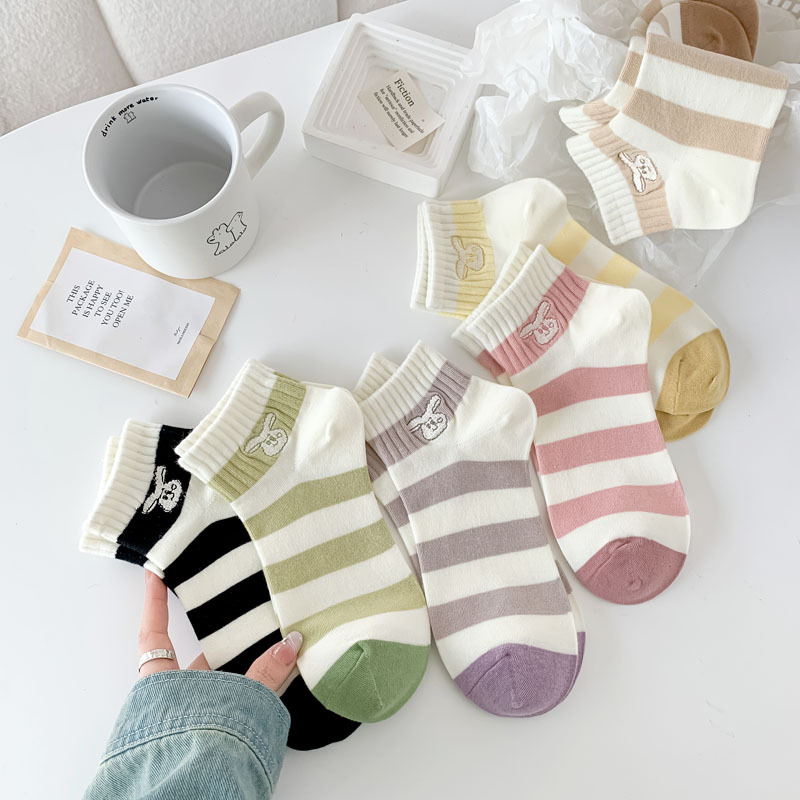 Calcetines de estilo japonés primavera y verano nuevos calcetines de mujer de corte bajo para mujer al por mayor calcetines de mujer sin hueso bordados a rayas estilo preppy algodón