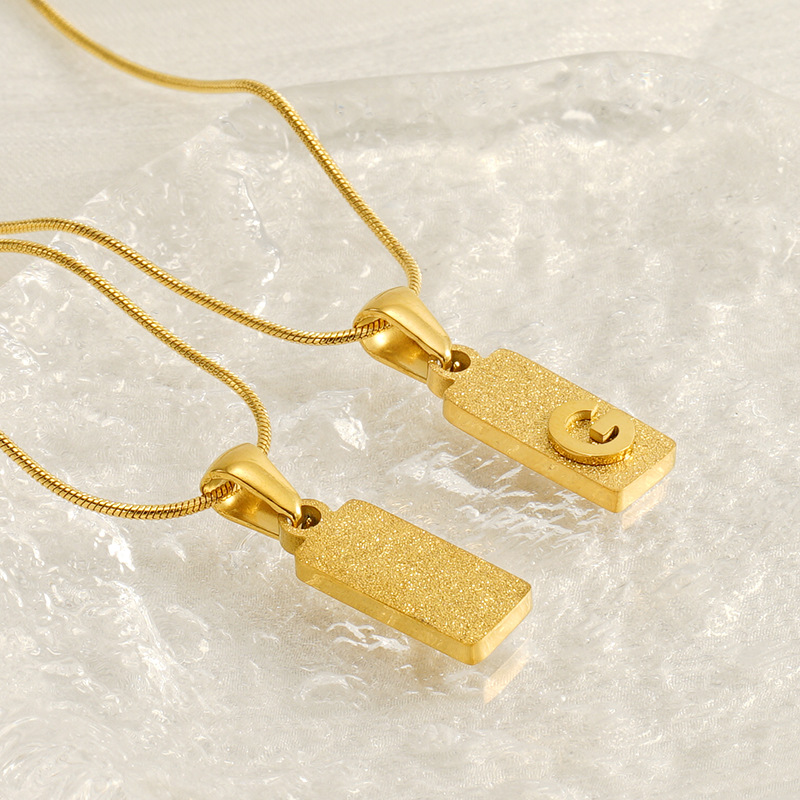 Europa y los Estados Unidos INS viento oro 26 letras colgante de letras de oro de acero inoxidable mujer collar de cadena de clavícula de letras