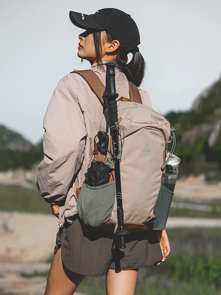 Outdoor Mountaineering Bag with Large Capacity of 20 Liters, Lightweight Commuting Travel Backpack for Men and Women, Hiking Camping Travel Double Backpack