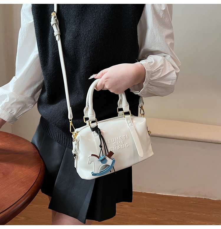 Casual and simple hand-held pillow bag for women, 2025 new style, fashionable and trendy, niche single-shoulder crossbody bag for work and commuting undefined