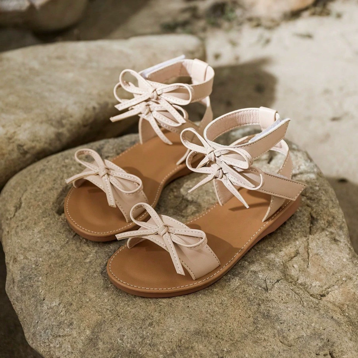 Кросс-граничная внешняя торговля, маленькие ароматные модные сандалии принцессы на плоской подошве на липучке, модные пляжные туфли с мягкой подошвой для девочек с бантом