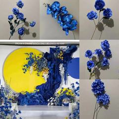 クラインブルーのシミュレーション花のプラスチックの花の絹の花のアジサイのバラの霧の青い結婚式堂の吊り下げの道は花の列を導いています。