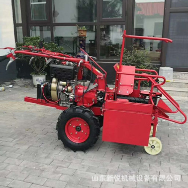 新款小型家用柴油玉米收割机 棒子扒皮收获机 自走式苞米收割机
