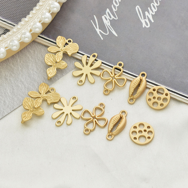 10 Pcs/package Simple Style Four Leaf Clover Flower Shell Alloy Plating Pendant Jewelry Accessories display picture 1