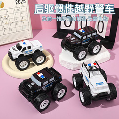 慣性のオフロードのパトカーのおもちゃは転んで登ります。