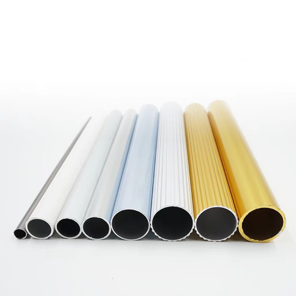 Gran cantidad de tubos cuadrados de aluminio en stock tubos redondos de aleación de aluminio extrusión de perfiles de tubos cuadrados de aluminio pulverización de oxidación por chorro de arena