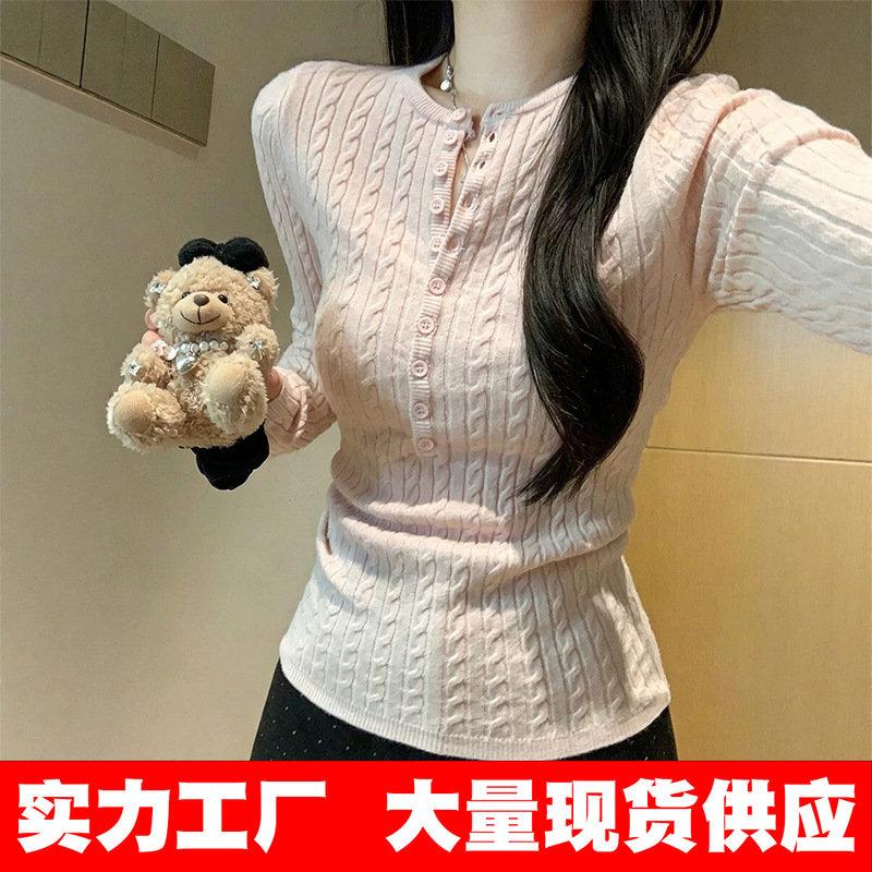 Core-spun yarn fabric, pink half-open V-neck, cable-knit long-sleeve slim-fit base shirt, 2026 autumn sweater top Core-spun yarn fabric, pink half-open V-neck, cable-knit long-sleeve slim-fit base shirt, 2026 autumn sweater top