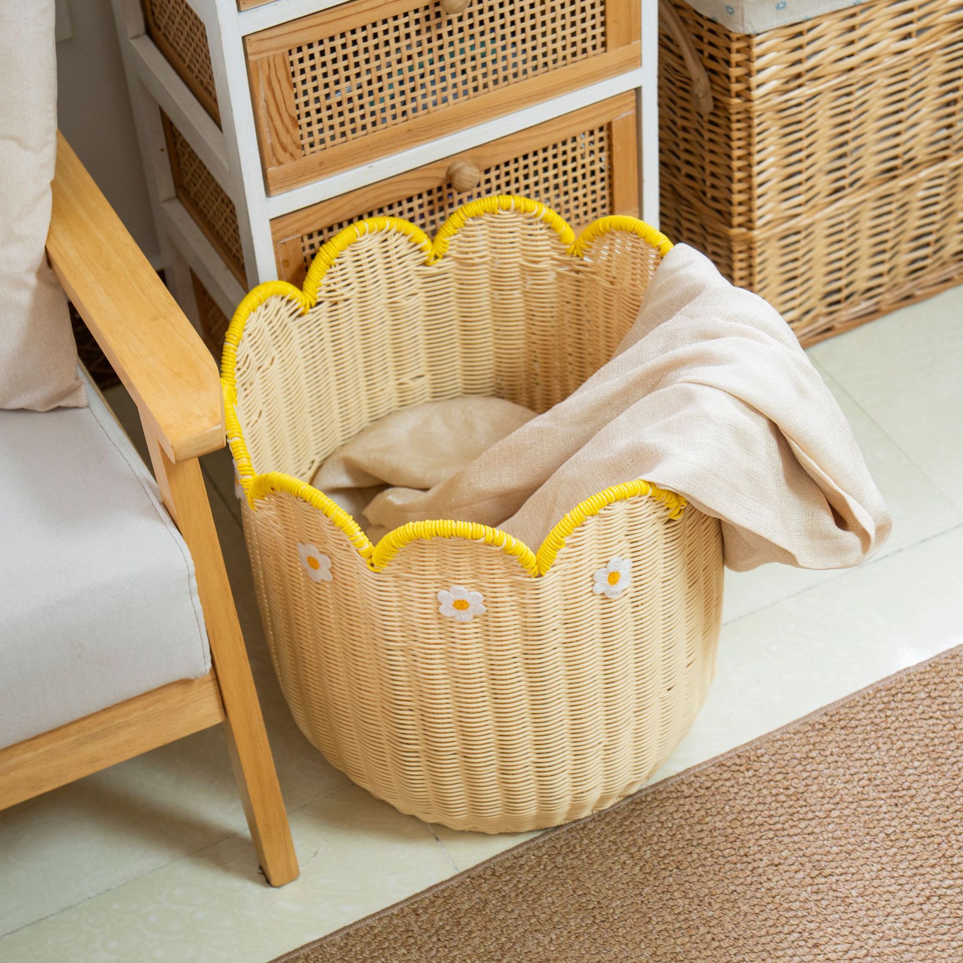 Cesta de almacenamiento de caña personalizada tejida a mano flor modelada ropa sucia cesta de almacenamiento de decoración de vivienda residencial cesta de almacenamiento